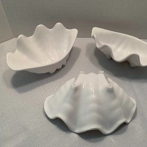 Set of 3 clam shell dishes
